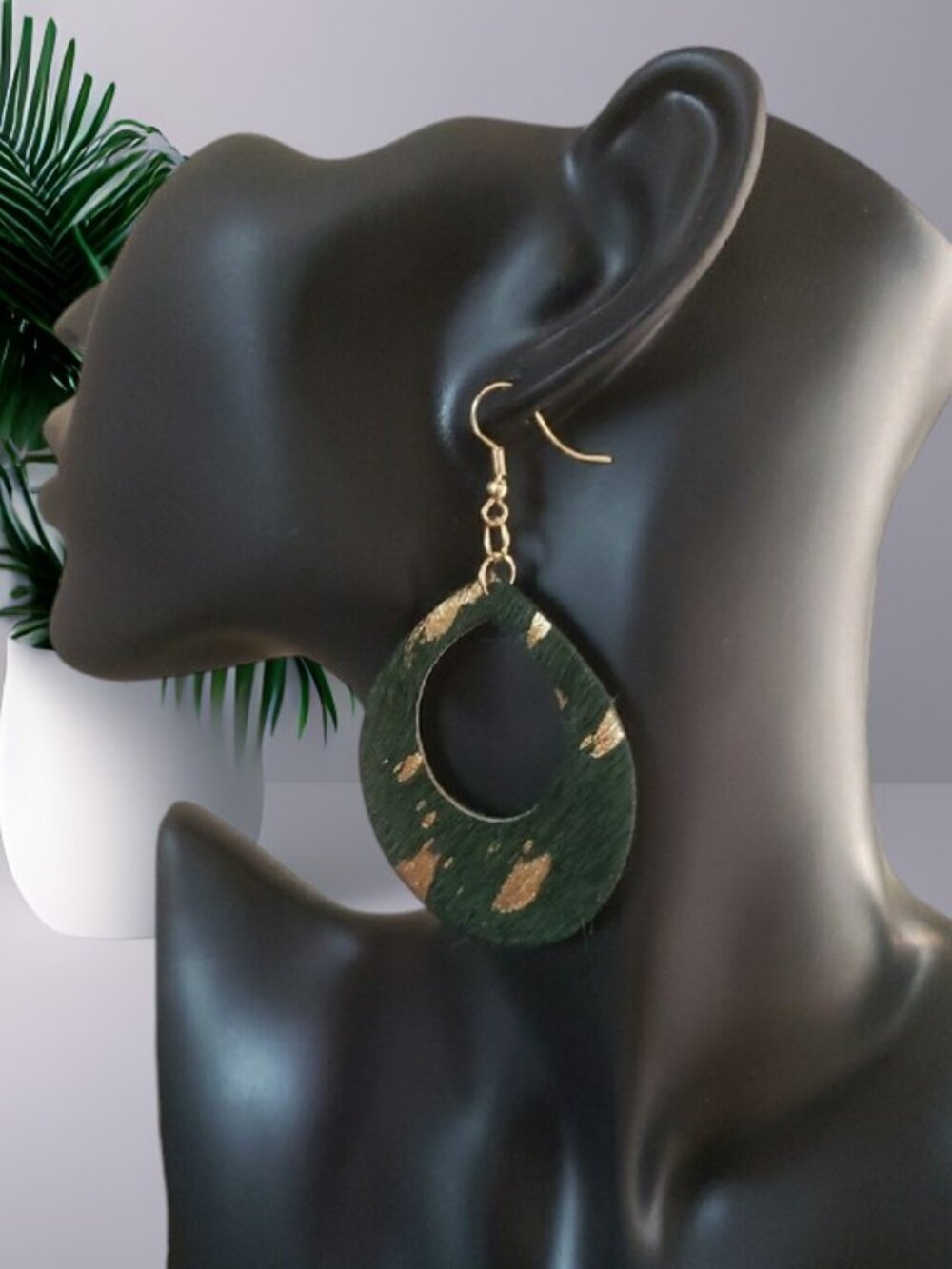 Plunder Trendy Green and Gold Teagan Drop Pierced Earrings  🌟NWT🌟 - Picture 2 of 5